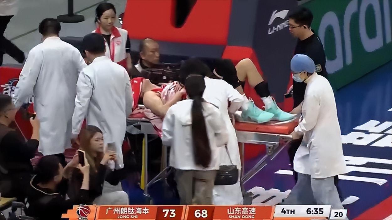 退役X因素？郭艾伦左膝受伤捂脸沮丧 近三年仅打21场合同也将到期