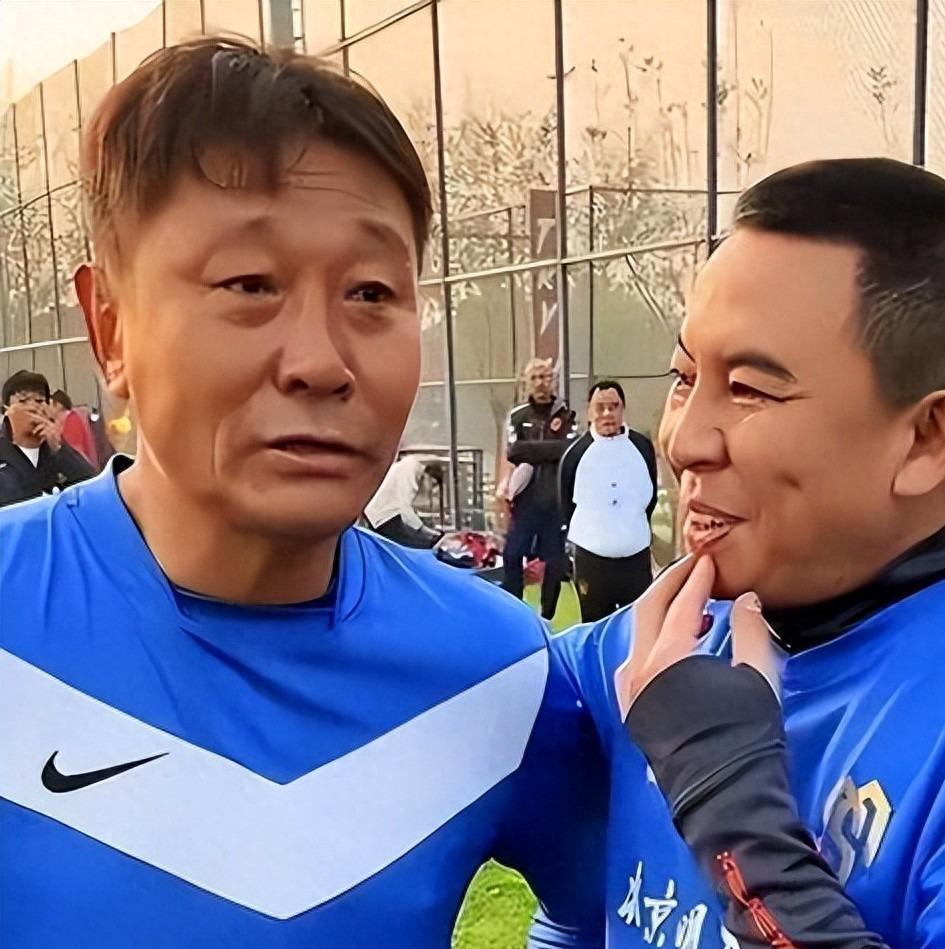 前国脚高峰现状:54岁很显老,妻子也是运动员,二儿子和继父更亲